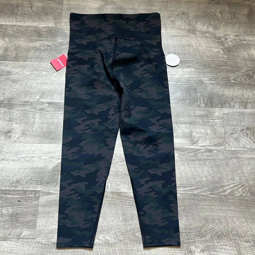 #235. NWT. SPANX Booty Boost 7/8 Printed Camo Leggings - Picture 5 of 13